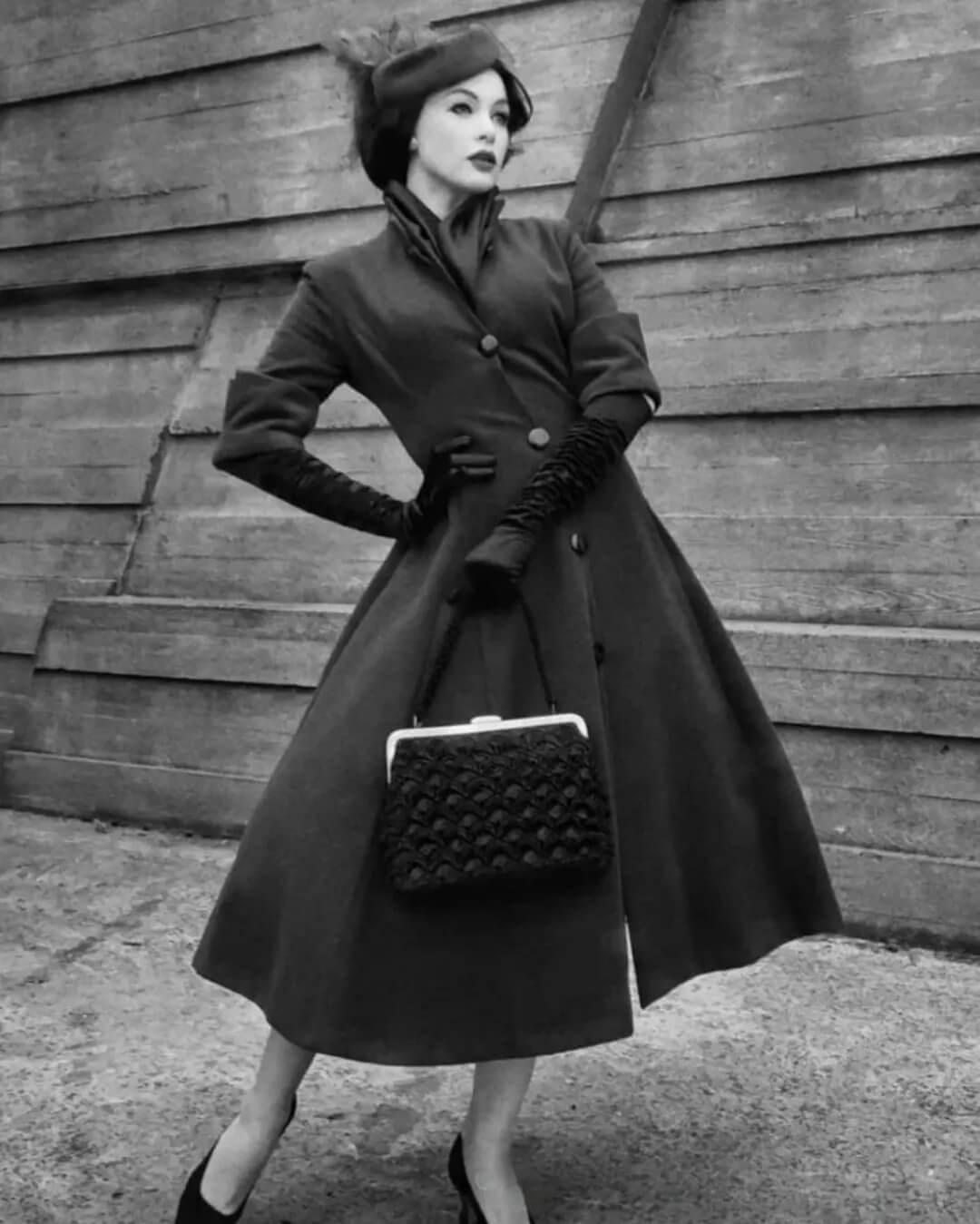 Чорно-біле фото жінки в ретро стилі