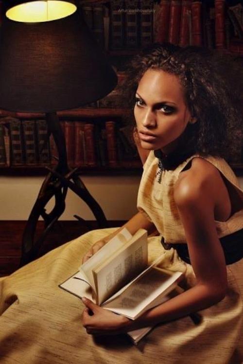 Жіноча бежева сукня міді з чорним оксамитовим поясом, ретро-стиль 1950-х