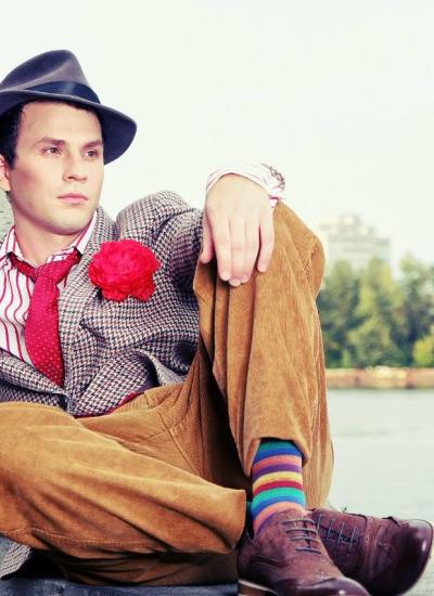 Денді у стилі бугі-вугі Чоловічий ретро-образ 50-х: піджак з червоною квіткою, смугаста сорочка та капелюх.