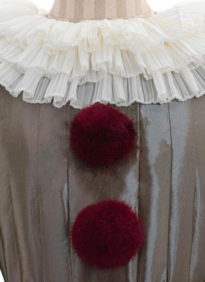 Колекційний костюм Пеннівайза Крупний план ліфа костюма Пеннівайза з червоними хутряними помпонами