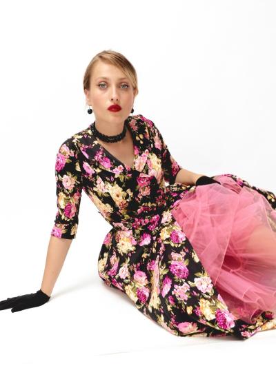 Півонії в кольорі Noir Жіночий образ 60-х: чорна сукня в квіти з яскравим рожевим фатиновим під'юбником