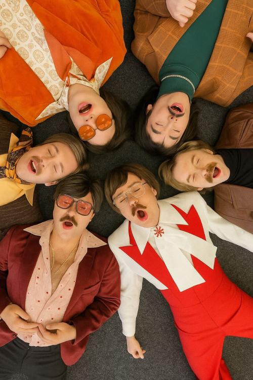 Групове фото чоловіків у вінтажних костюмах та окулярах 70-х років, вигляд зверху