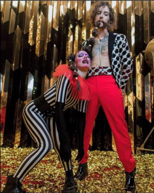 Екстравагантні костюми для вечірки: смугастий комбінезон міма та піджак з візерунком