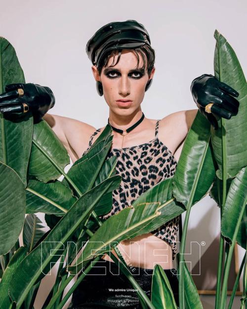 Модель у леопардовому топі, кашкеті та шкіряних рукавичках — зухвалий ретро-стиль