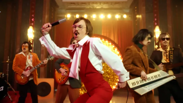 Артем Пивоваров та інші учасники кліпу «О, Панно» у яскравих ретро-костюмах 70-х років на сцені